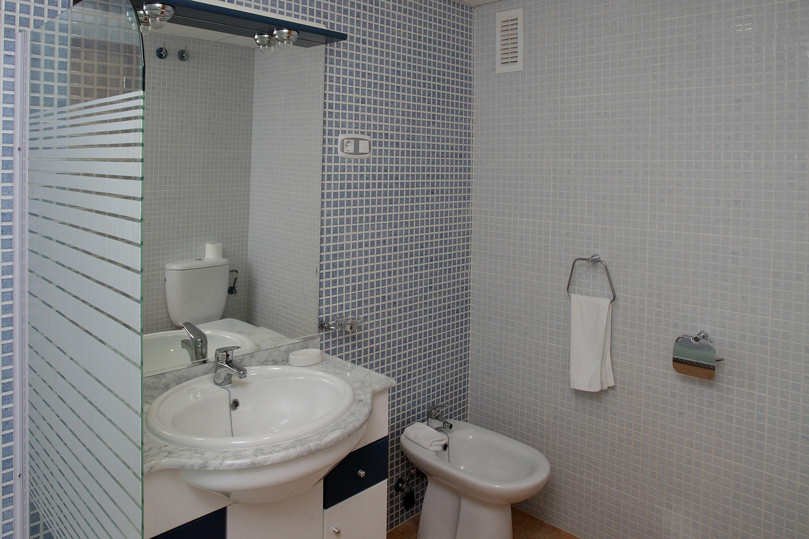 Baño completo con bañera