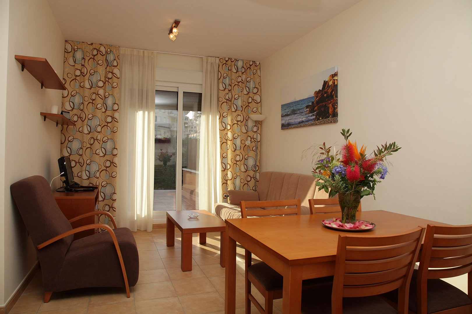 Apartamento bajo con jardín (foto 2)