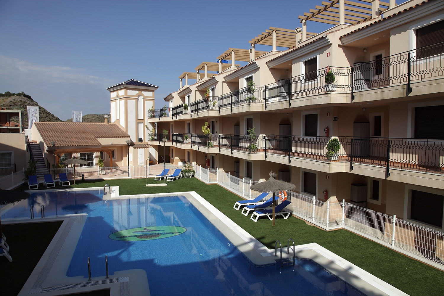 Piscina (en temporada) en Apartamentos Águilas de los Collados (foto 1)